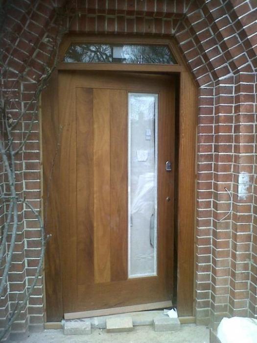 Puerta para una residencia de verano de madera: versiones
