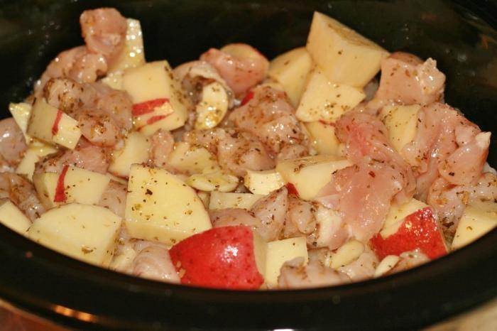 Patatas con pollo en el horno en una olla - plato simple y satisfactorio