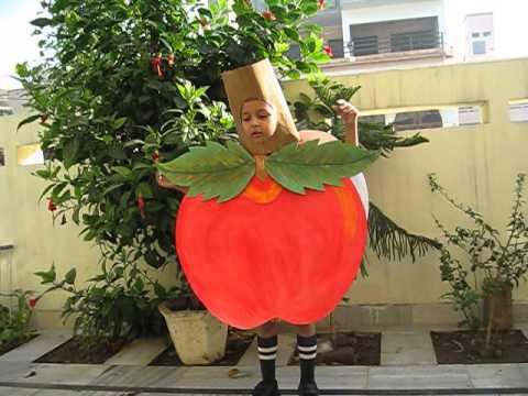 traje de manzana con las manos hechas de papel 