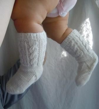 Lecciones de costura para madres jóvenes: cómo tejer calcetines para recién nacidos con agujas de tejer