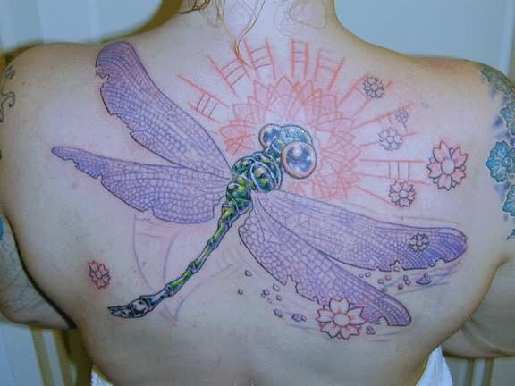 El significado de la libélula en el arte del tatuaje