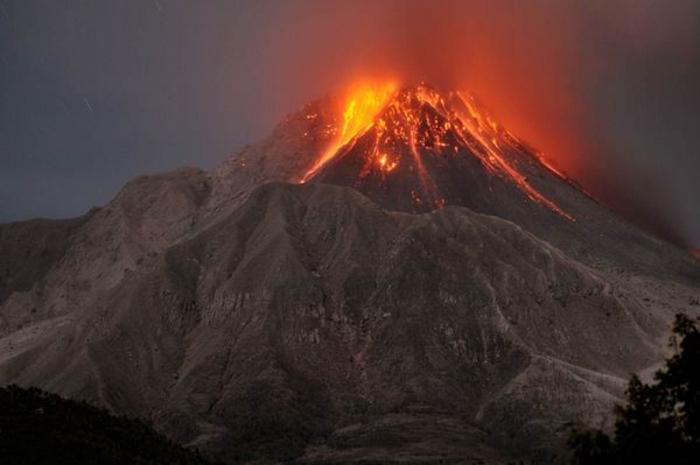 Cuál es la causa de la erupción del volcán